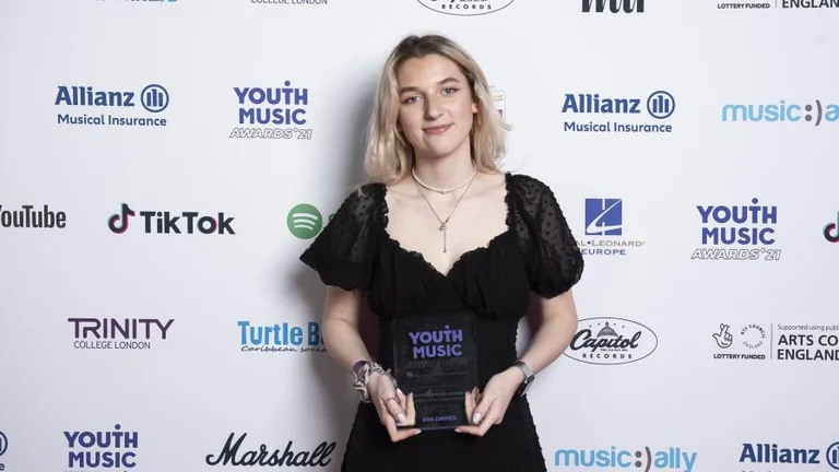 eva davies at the youth music awards 2021