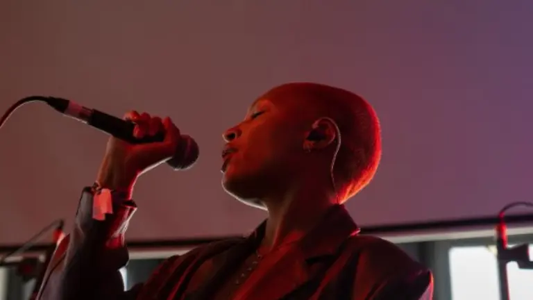 sans soucis sings into a mic